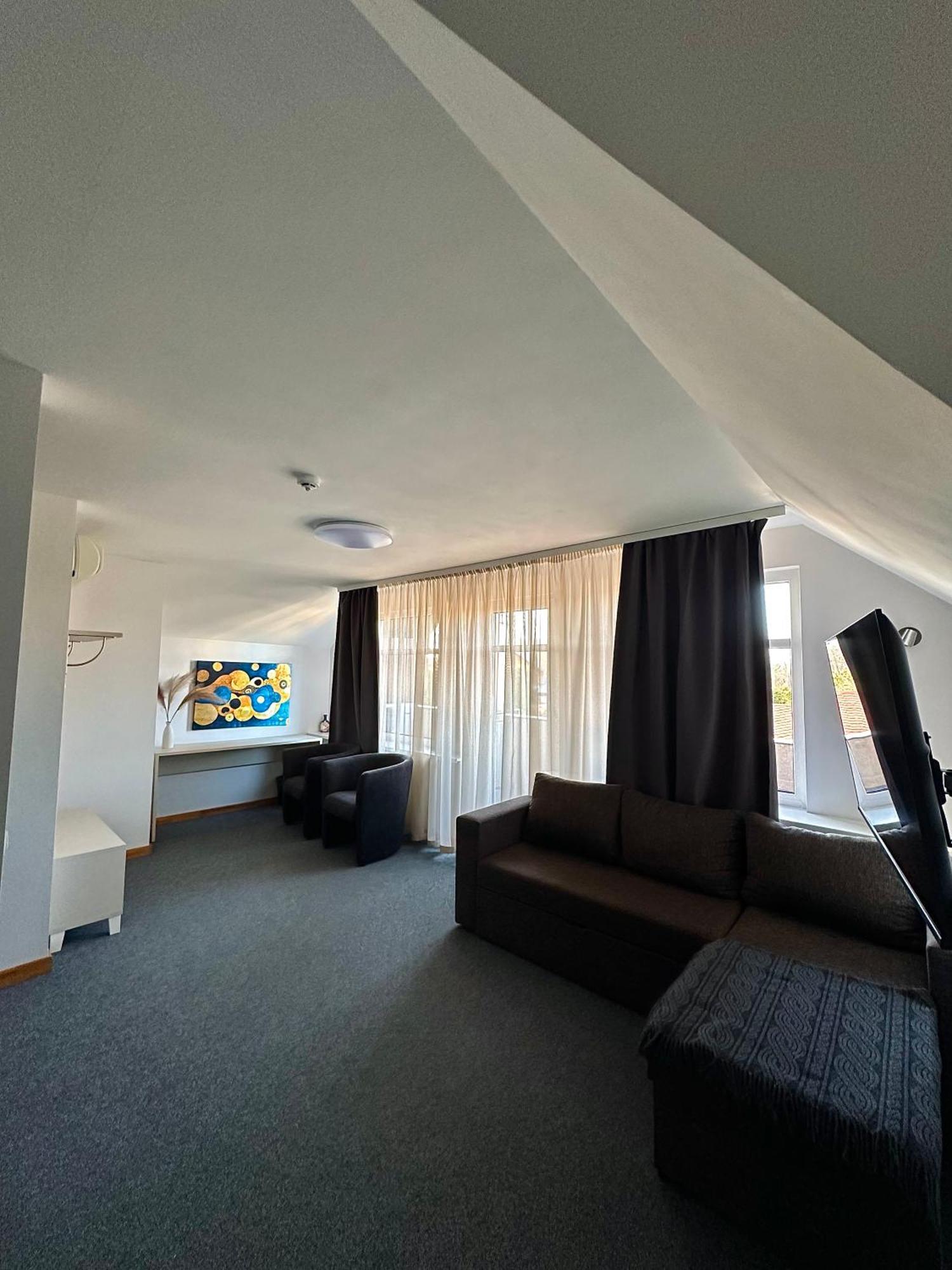 Cill Easy Hotel With Self Check-In Адажи Экстерьер фото