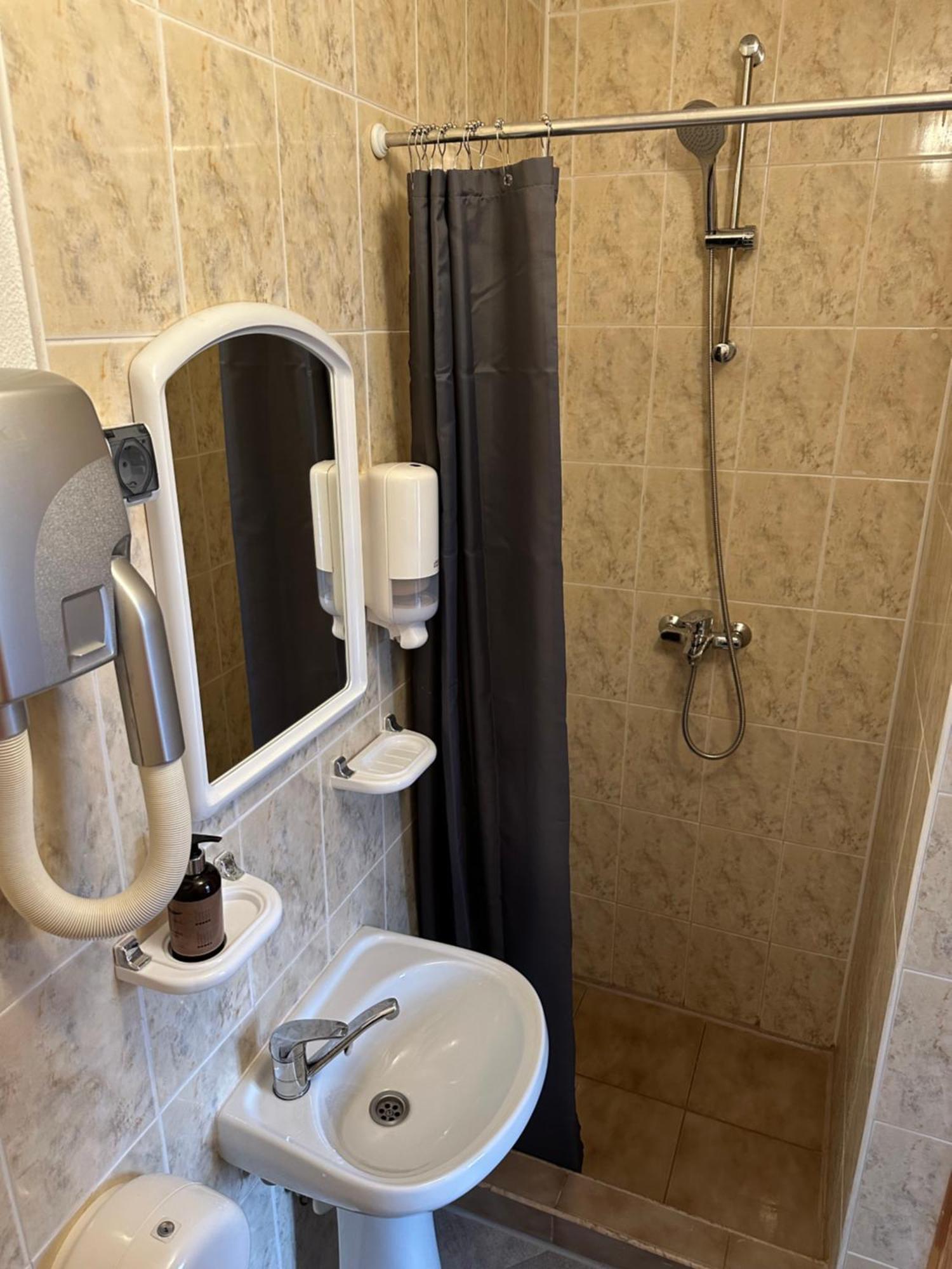 Cill Easy Hotel With Self Check-In Адажи Экстерьер фото